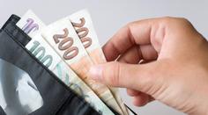 Cestujete a máte u sebe přes 500 Kč? Hrozí vězení, varují poslanci