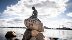 "Rasistická ryba", vandalové neušetřili ani sochu mořské víly v Kodani