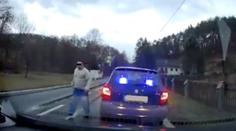 Policista ve volnu lovil řidiče a dával pokuty. Má obří problém