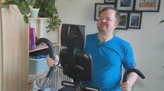 Po napadení se bývalý voják učí opět chodit i mluvit. Karel potřebuje stálou péči