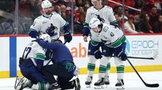Strach o Chytila. Po kolizi s rozhodčím nedohrál, Canucks čekají na vyšetření