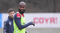 Oblékl dres soupeře, aby si vynutil přestup! Místo toho se nedostal na stadion