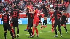 Leverkusen nečekaně klopýtl, ztratil body s trpaslíkem z Kielu. Dortmund padl