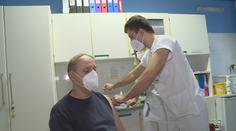 Očkuje se už i v domovech důchodců. Problémy jsou ale s distribucí vakcín