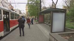 Přístřešky společnosti JCDecaux z pražských zastávek nezmizí