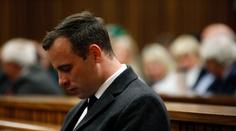 Oscar Pistorius byl po vraždě své přítelkyně podmínečně propuštěn z vězení