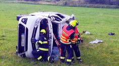 Hrozivá nehoda na Plzeňsku. Přes střechu se tam převrátilo auto plné dětí