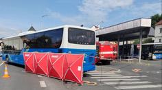 Autobus srazil v Domažlicích seniorku. Je vážně zraněná