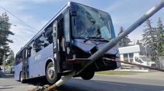 Řidič táhl autobus, najel s ním na sloup! Ten poškodil i odtahovku