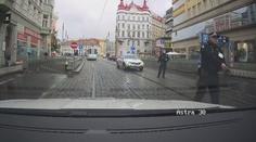 Zběsilá honička centrem Prahy, jako zázrakem se nikomu nic nestalo