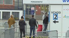 Testovací místa praskají ve švech. Čekací lhůta se natáhla na týdny