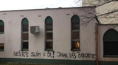 "Nešiřte islám, jinak vás zabijeme!" Policie řeší nápis na mešitě v Brně