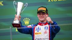 Roman Staněk vyhrál v Austrálii sprint Formule 2. Pomohla penalizace soupeře