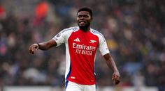 Obří trable pro bývalého hráče Arsenalu. Byl obviněn z pěti případů znásilnění