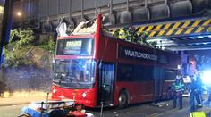 FOTO: Železniční most "skalpoval" doubledecker! 26 zraněných