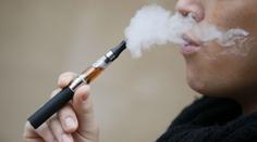 Intoxikací z e-cigaret přibývá. Takhle poznáte, že jde o otravu