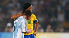 Ronaldinho v slzách. Jeho maminka zemřela na covid. Podpořil ho Messi
