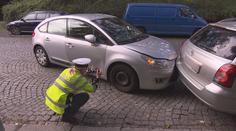 Ženě v Praze ujelo auto s malými dětmi, zastavilo u rušné křižovatky