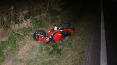 Opilý motorkář vymetl příkop a utekl. Vinu na sebe vzal bratr