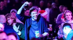 Bývalý reprezentant rozparádil fanoušky v Ally Pally. Crouch vypil i pivo na ex