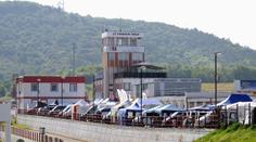 Po ministerstvu obsadila policie také autodrom v Mostě