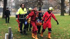 Svědci vytáhli z Vltavy tonoucí stařenku. Záchranáři ošetřili i je