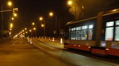 Na Libeňský most už zase smí tramvaje i auta, podpírají ho trámy