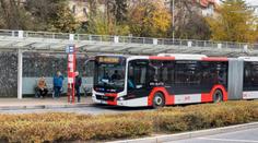 Cestující zuří. Některé autobusy nevyjely, chybí řidiči, omlouvá se dopravce