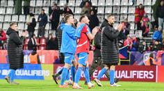 Konflikt českých fanoušků s fotbalisty. Na Coufala se Součkem letěly kelímky