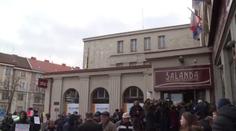 Sjezd ČSSD v domě hrůzy: Plíseň, padající omítka a díra na záchodě