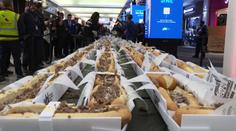 Ve Filadelfii padl nevšední rekord. Nadšenci poskládali 1 300 sendvičů za sebou