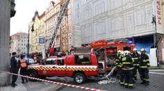 Kvůli požáru střechy evakuovali 50 lidí, škoda přes půl miliónu