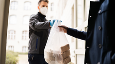 Pizza i kapr se salátem. Zájem Čechů o rozvážku na Štědrý den od loňska vzrostl