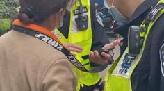 Policie v Číně se snaží zabránit dalším protestům. Kolemjdoucím lustrují mobily