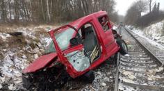Auto na ledovce sklouzlo na koleje, vzápětí ho smetl rychlík