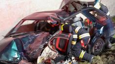 Srážka s náklaďákem proměnila auto ve šrot, zraněné vyprošťovali hasiči