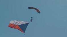 Parašutisté se po dlouhých 70 letech snesli na pražské letiště