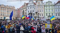 Lidé na Staromáku podpořili Ukrajinu. Je to i naše válka, řekl jim Pavel