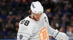 Hází Pastrňákovi klacky pod nohy? Bruins nesplnili podmínku českého hráče