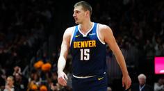 Jokič neminul jedinou střelu a vyrovnal legendu NBA, pak překvapil rozhovorem