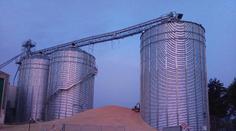 Silo nevydrželo. Tisíc tun pšenice zasypalo Bystřici