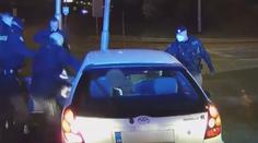 Řidič jel jako šílenec, na policisty vytáhl pepřový sprej i obušek