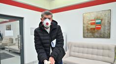 Zdravotníci kritizují Babiše: "Používá respirátor, který ani my nemáme!"