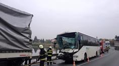 Autobus s 15 pasažéry nedobrzdil, řidiče museli vystříhat hasiči