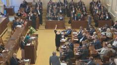 První trhliny v jednotě SPOLU a STAN. Tři poslanci Starostů vládu nepodpořili