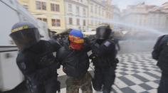 Demonstrace chuligánů se zvrhla! Policie použila vodní děla i slzný plyn