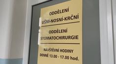 Muž zemřel šest dnů po operaci mandlí. Pardubická nemocnice chybu odmítá