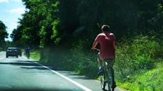 Řidič si pořádně vychutnal cyklistu a ještě se tím chlubil. Přišla tvrdá odplata