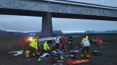 Auto plné lidí se zřítilo z mostu. Zemřeli tři lidé včetně dítěte