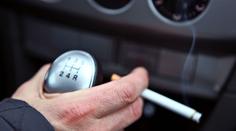 Kouříte v autě? Jste blíž pokutě i smrti za volantem